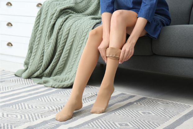 Kot preventiva so zelo priporočljive tudi kompresijske nogavice, ker izboljšujejo venski pretok in zmanjšujejo zastajanje krvi v spodnjih okončinah