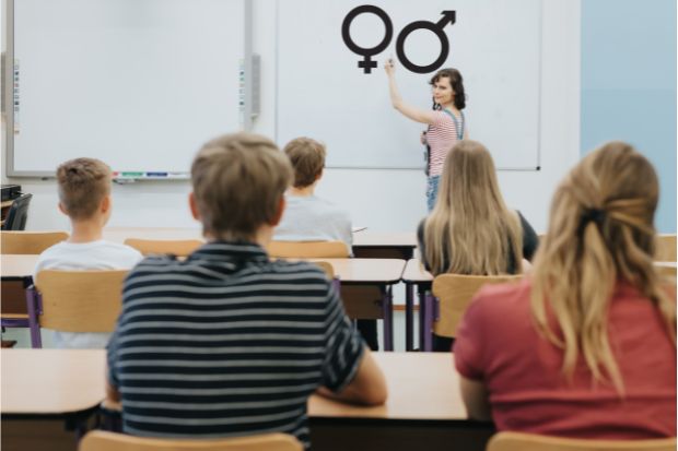 Šola mladim posreduje znanje o spolnosti in zaščiti, odprtega pogovora s starši pa ne more nadomestiti. Šola mladim posreduje znanje o spolnosti in zaščiti, odprtega pogovora s starši pa ne more nadomestiti.