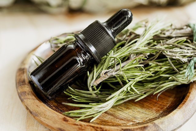 Eterično olje rožmarina lahko na koži pušča rdečino. To je njegova naravna lastnost. Seveda ga pred uporabo na koži močno razredčimo. Eterično olje rožmarina lahko na koži pušča rdečino. To je njegova naravna lastnost. Seveda ga pred uporabo na koži močno razredčimo.