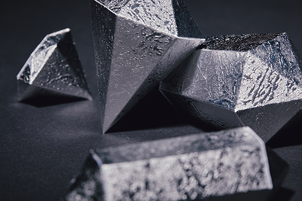 Kovina ob ohlajanju kondenzira vlago ali se utekočini, s čimer simbolno ustvari vodo.