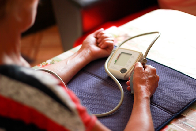 Med krivci za sezonsko nihanje krvnega tlaka je tudi zunanja temperatura. Pozimi je tlak namreč višji kot poleti. Med krivci za sezonsko nihanje krvnega tlaka je tudi zunanja temperatura. Pozimi je tlak namreč višji kot poleti.