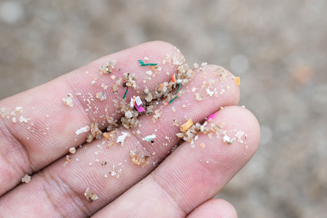 Mikroplastika so plastični delci, manjši od 5 milimetrov.