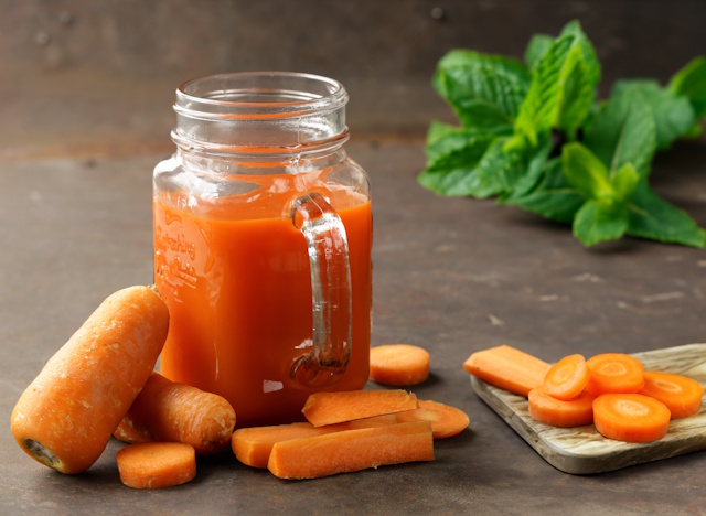 Pri težavah z jetri je med postanjem bolje posegati po zelenjavnih sokovih.