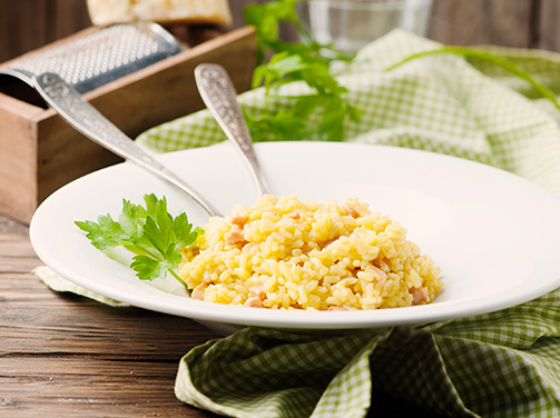 Pomladna rižota s cvetovi regrata, kozjim sirom in limono