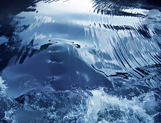 Voda s svojo vlago omogoča rast in razvoj novega življenja oziroma lesa.