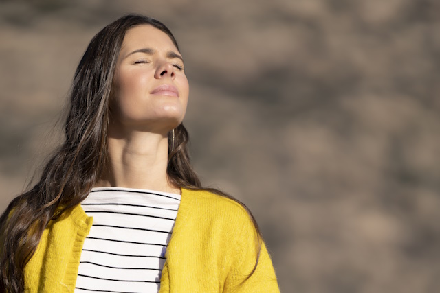 Za takojšnje sproščanje ob vznemirljivem čustvu ne pozabimo na sproščujoče dihanje, pomoč, ki je za umirjanje kadarkoli na dosegu roke. Za takojšnje sproščanje ob vznemirljivem čustvu ne pozabimo na sproščujoče dihanje, pomoč, ki je za umirjanje kadarkoli na dosegu roke.